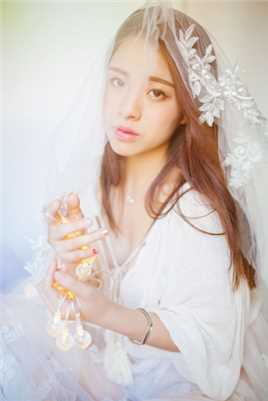 特别专辑成熟的美女性感薄纱床上白色深v裙子图片