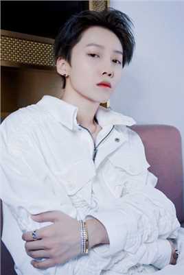 最全刘雨昕白色套装冷艳短发率性时尚图片相册