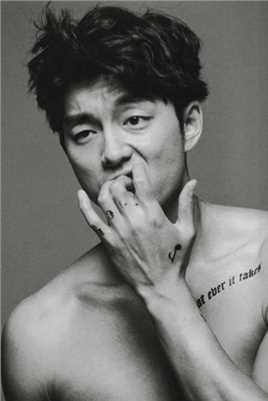 最新帅气大叔孔侑赤露上身黑白性感腹肌照壁纸