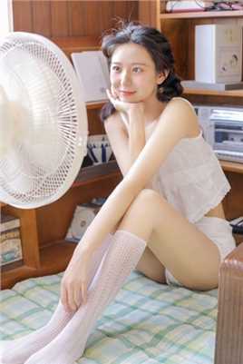 水汪汪大眼甜美女孩清凉吊带白丝长腿私房照