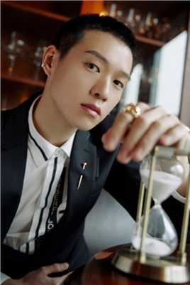 魏大勋圆寸头黑色西装忧郁王子时尚图片