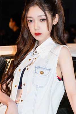 最新希林娜依高双马尾又甜又酷牛仔马甲时尚图集