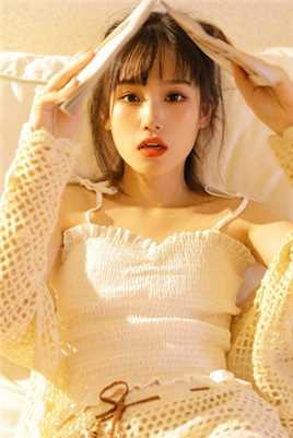 最新纯欲风美女白色吊带性感图集