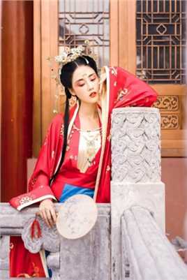 倾国倾色古装美女户外