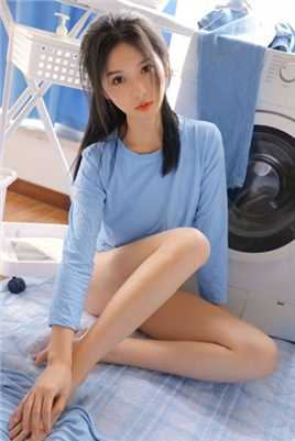 最新蓝衣长腿少女浴室性感壁纸