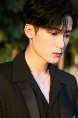 檀健次黑色西装时尚