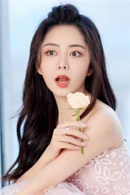 最新谭松韵抹胸花瓣裙甜美图片图集