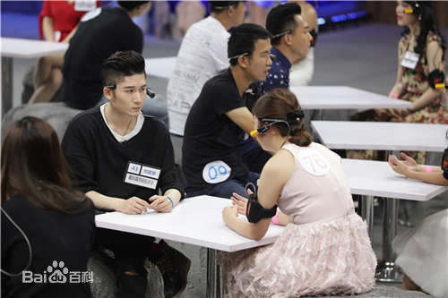 最新岑俊义在《单身战争》录制现场中的壁纸