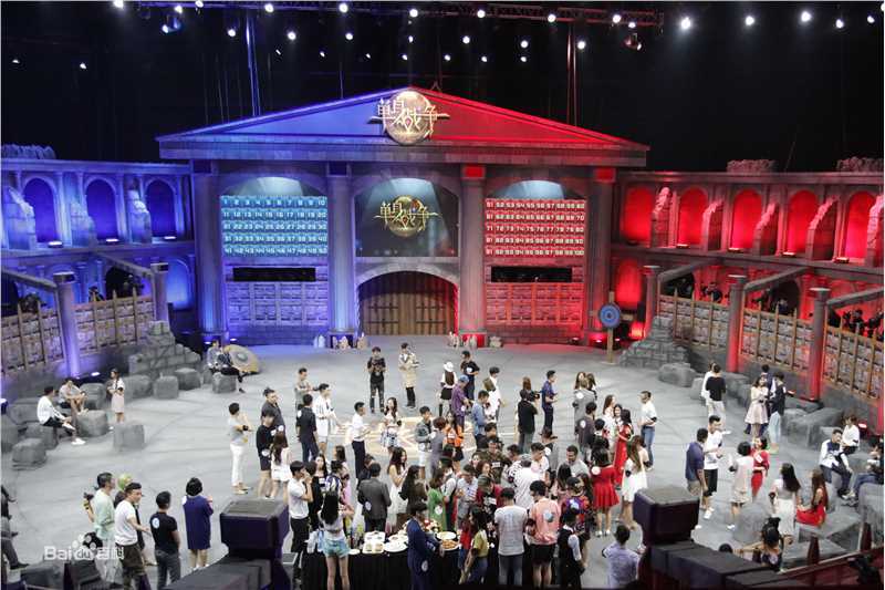 最新岑俊义在《单身战争》录制现场中的壁纸