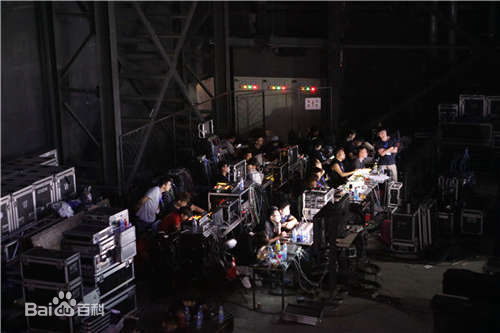 最新岑俊义在《单身战争》录制现场中的壁纸