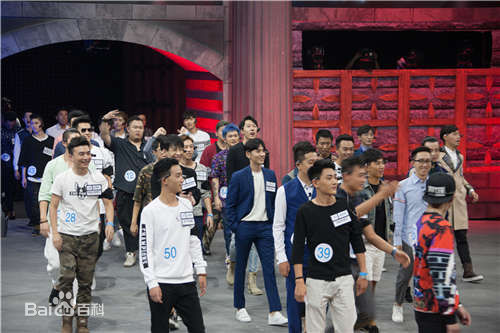 最新岑俊义在《单身战争》录制现场中的壁纸