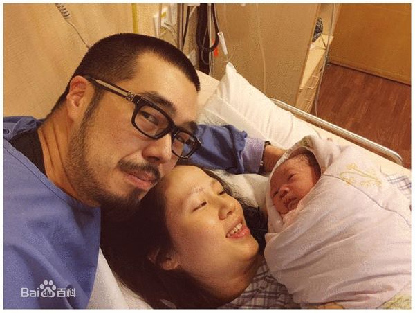 周显扬(Roy Chow Hin-Yeung、Roy Chow)与家人性感图片壁纸