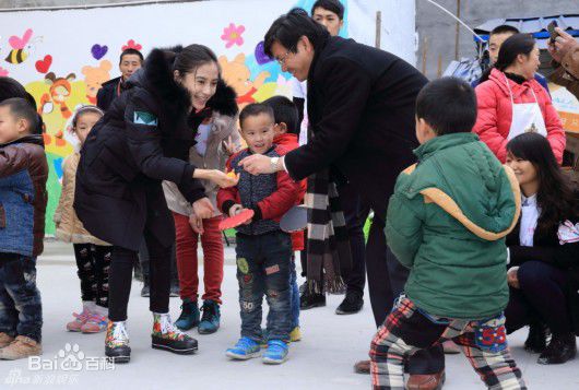 杨颖(Angelababy)雅安公益图片图册