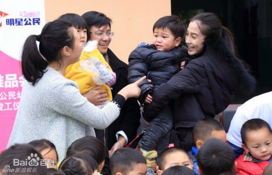 杨颖(Angelababy)雅安公益图片图册