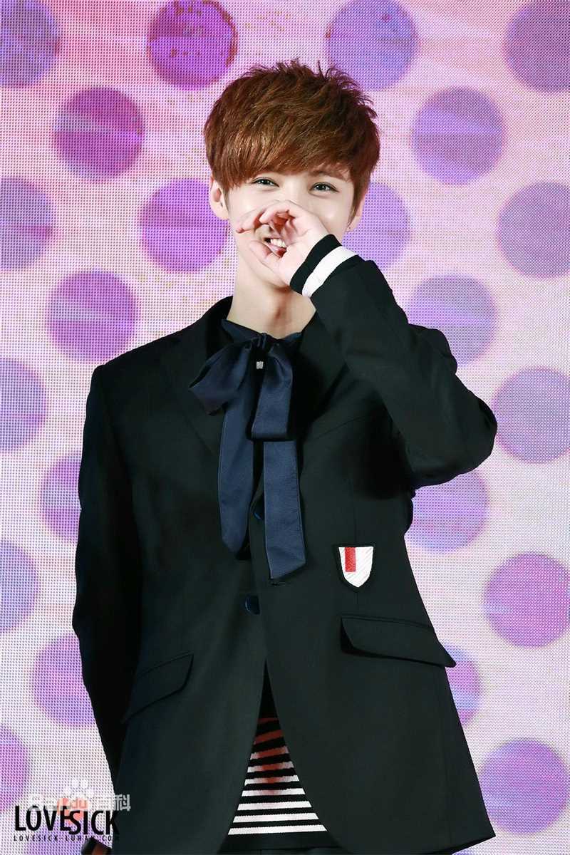 鹿晗(LUHAN)重返20岁 宣传前后照片