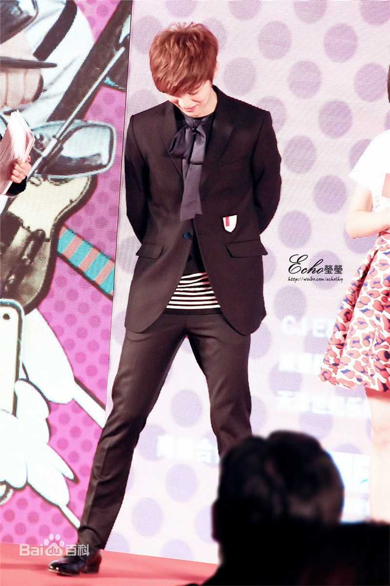 鹿晗(LUHAN)重返20岁 宣传前后照片