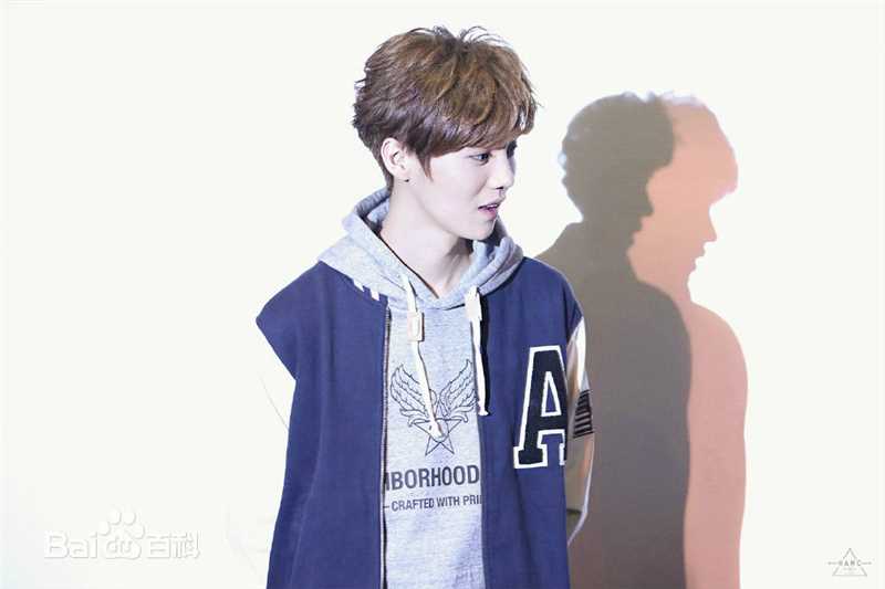 鹿晗(LUHAN)重返20岁 宣传前后照片