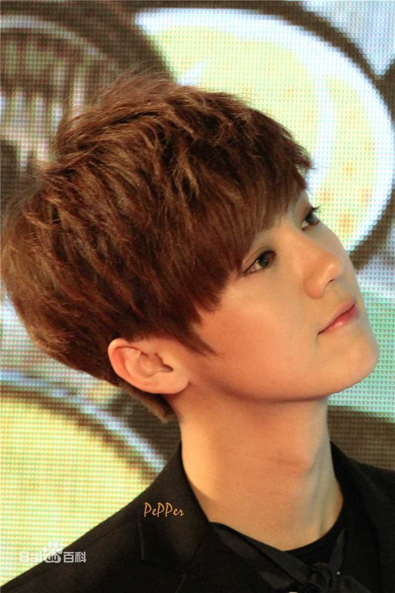 鹿晗(LUHAN)重返20岁 宣传前后照片