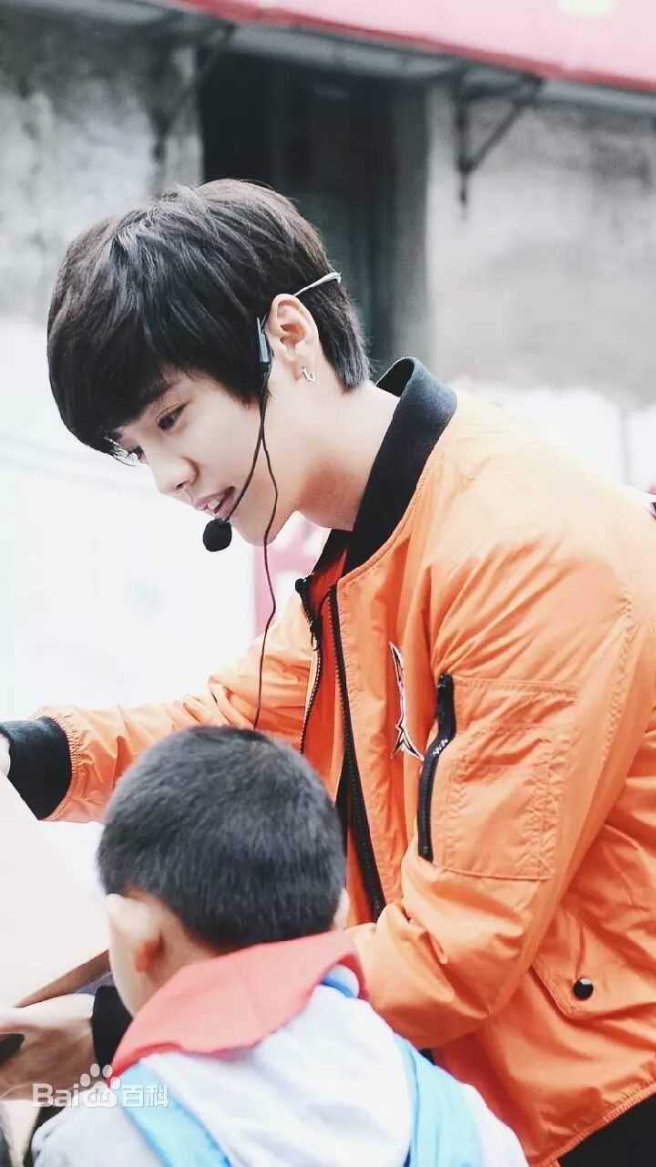 鹿晗(LUHAN)参加公益活动图图册