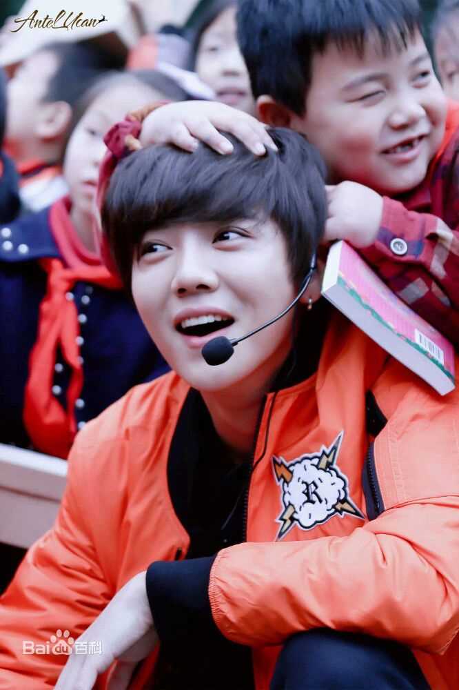 鹿晗(LUHAN)参加公益活动图图册