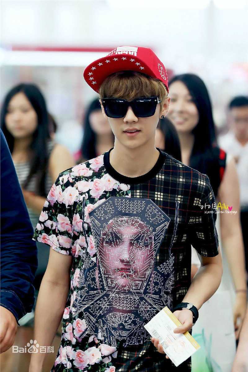 鹿晗(LUHAN)机场画报性感图片图集