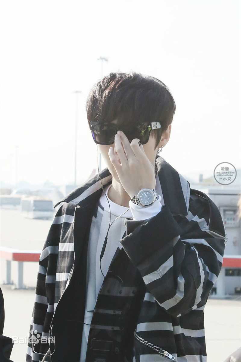 鹿晗(LUHAN)机场画报性感图片图集