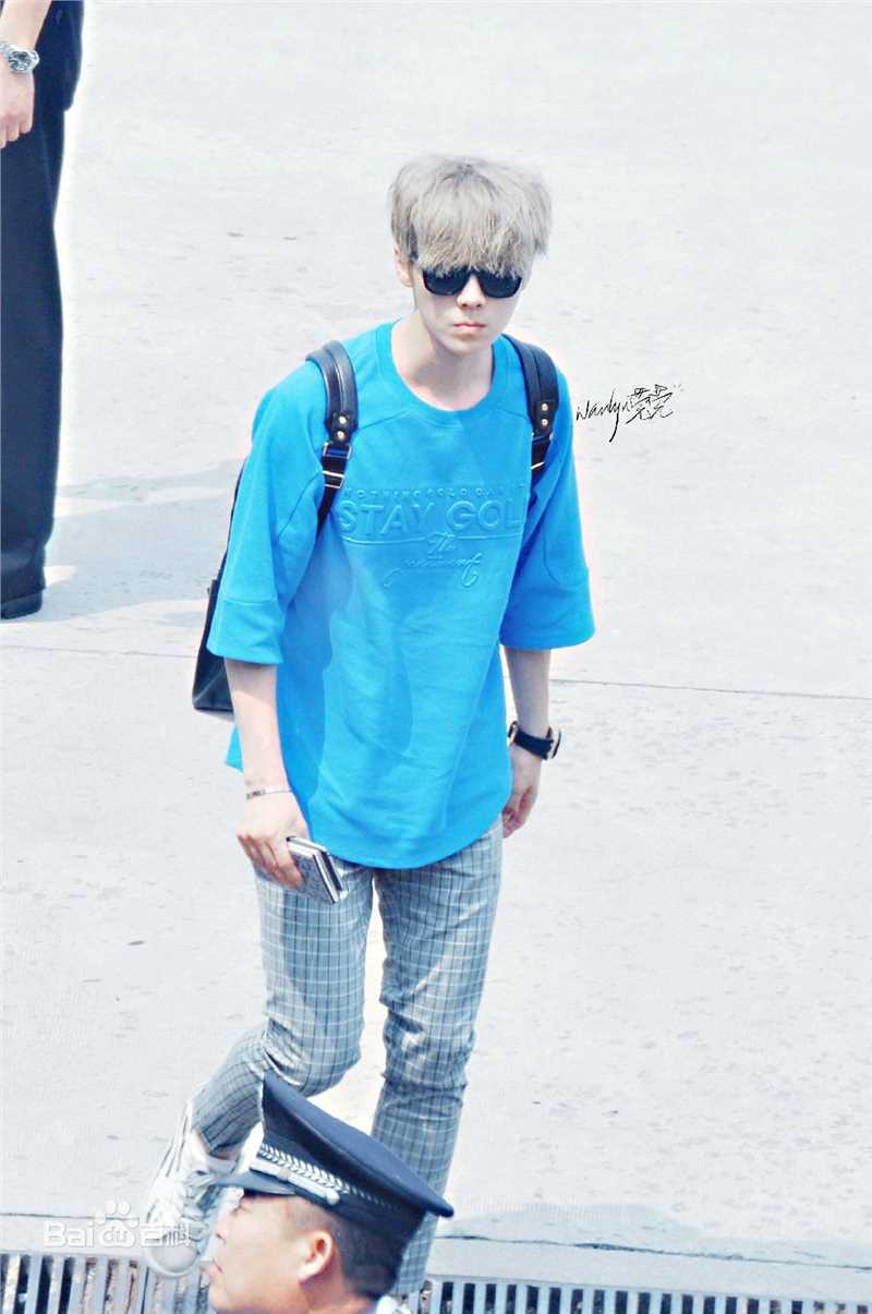 鹿晗(LUHAN)机场画报性感图片图集