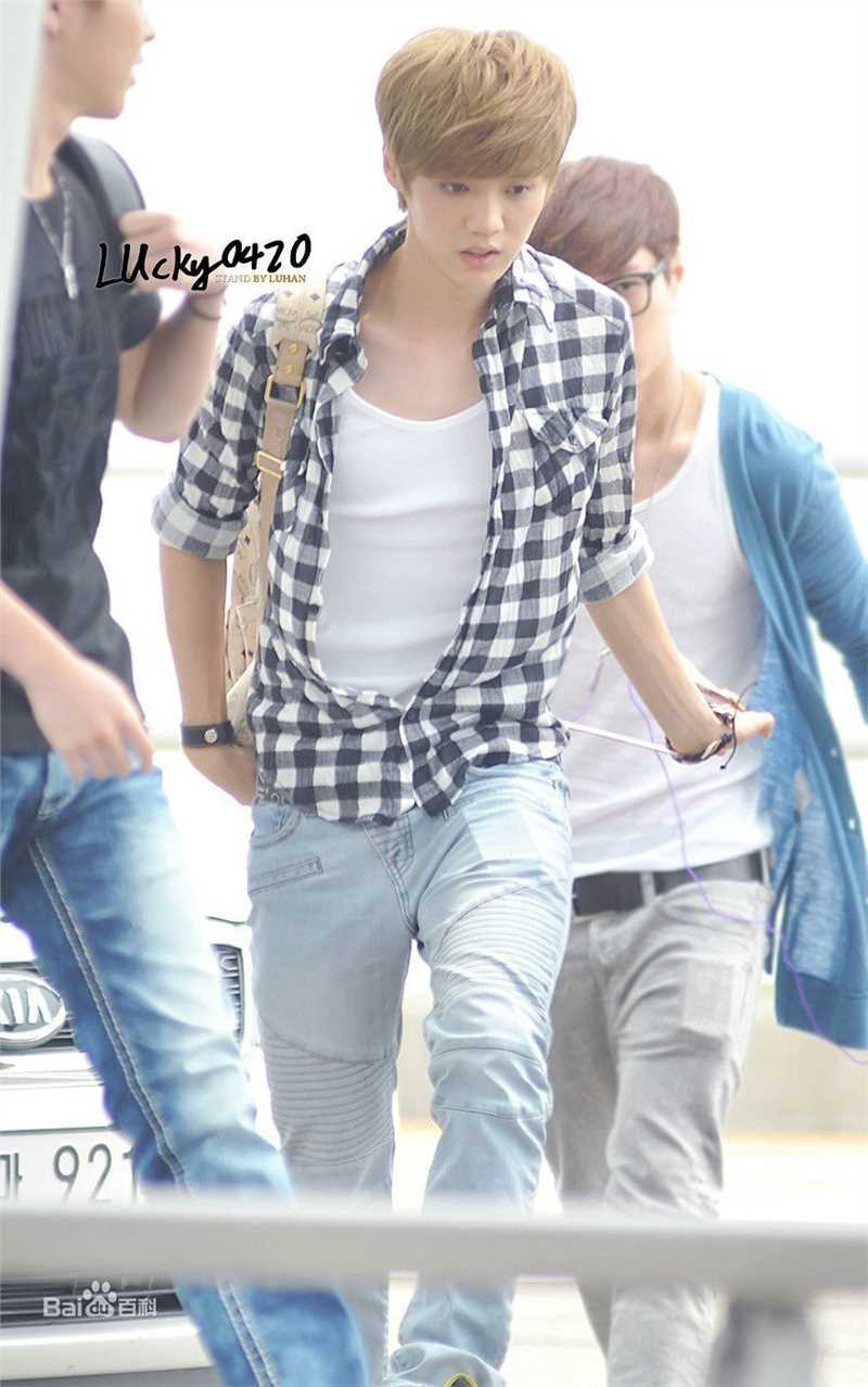 鹿晗(LUHAN)机场画报性感图片图集