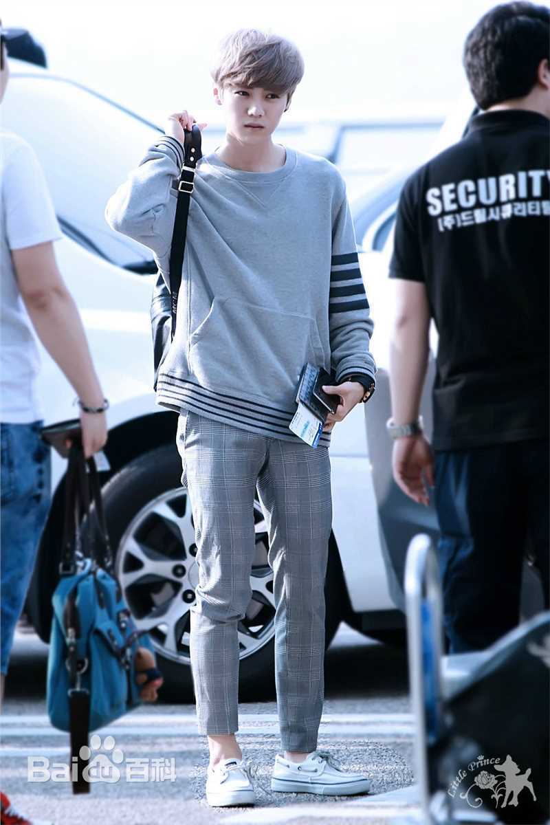 鹿晗(LUHAN)机场画报性感图片图集