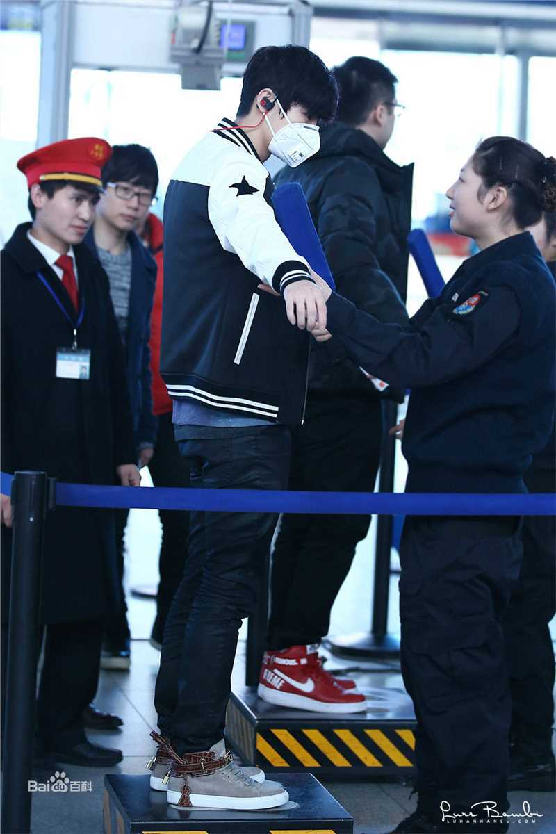 鹿晗(LUHAN)机场画报性感图片图集