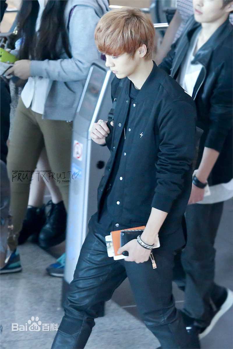 鹿晗(LUHAN)机场画报性感图片图集