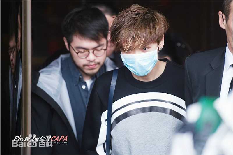 鹿晗(LUHAN)机场画报性感图片图集