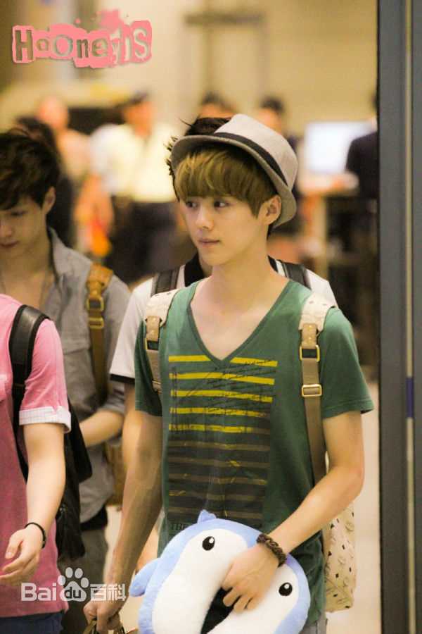 鹿晗(LUHAN)机场画报性感图片图集