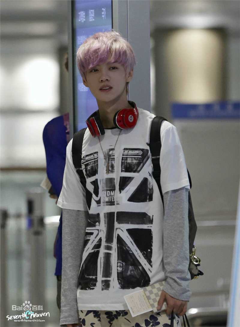 鹿晗(LUHAN)机场画报性感图片图集