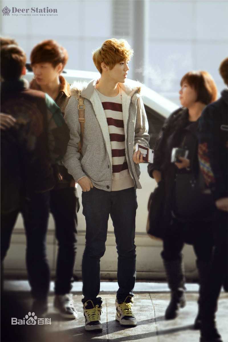 鹿晗(LUHAN)机场画报性感图片图集