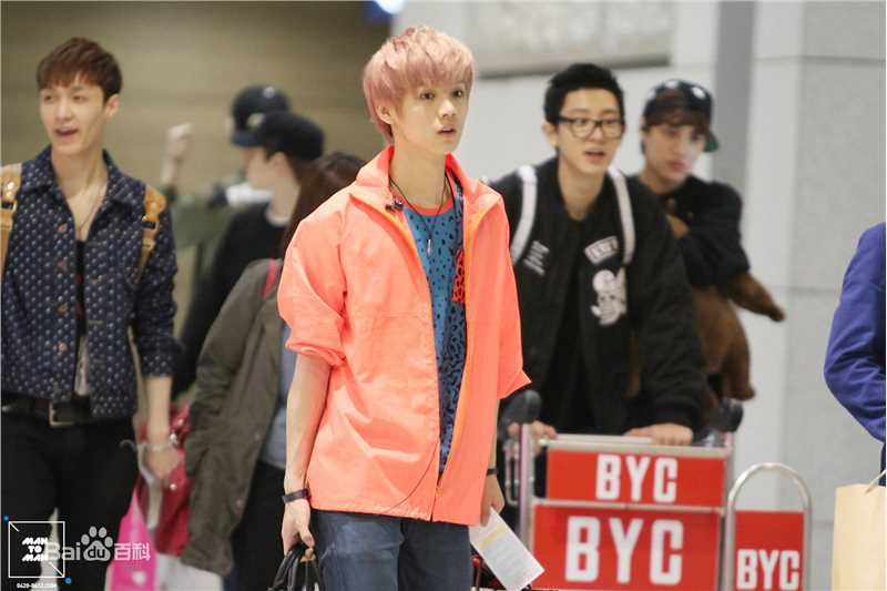 鹿晗(LUHAN)机场画报性感图片图集