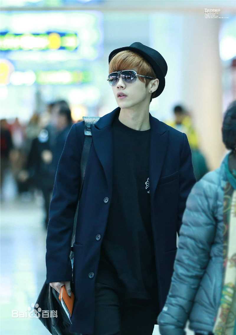 鹿晗(LUHAN)机场画报性感图片图集