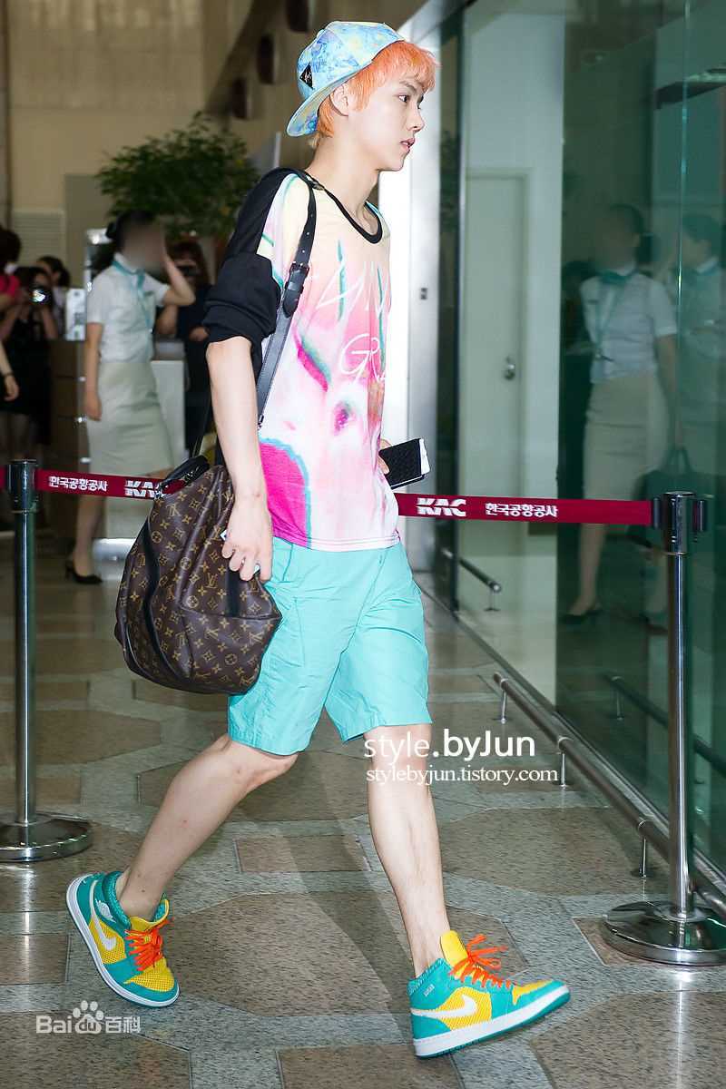 鹿晗(LUHAN)机场画报性感图片图集