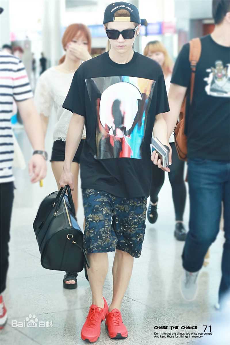 鹿晗(LUHAN)机场画报性感图片图集