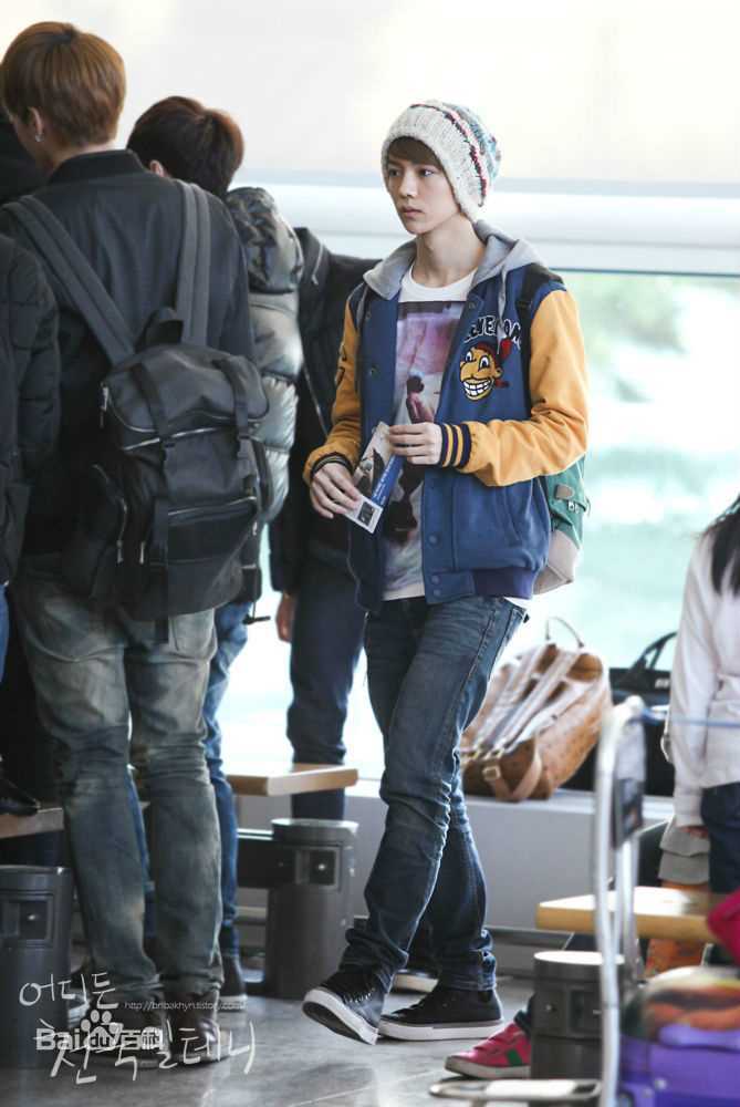 鹿晗(LUHAN)机场画报性感图片图集