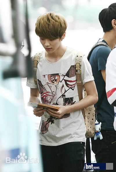 鹿晗(LUHAN)机场画报性感图片图集