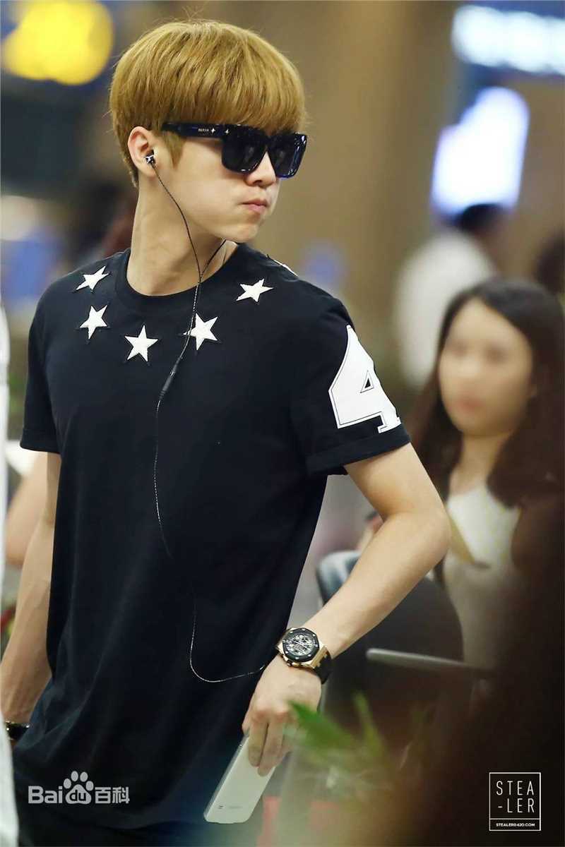 鹿晗(LUHAN)机场画报性感图片图集