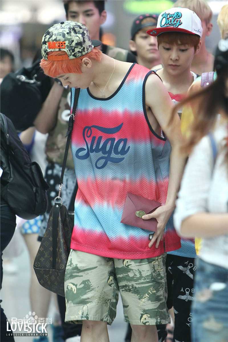 鹿晗(LUHAN)机场画报性感图片图集