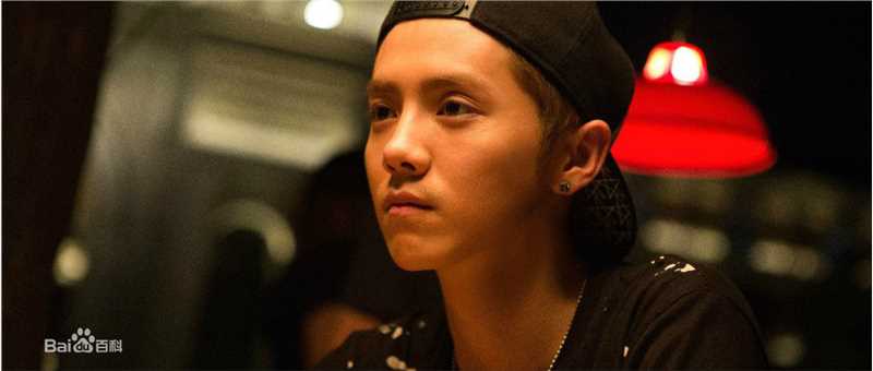 鹿晗(LUHAN)在《重返20岁》项前进中的