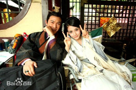 杨颖(Angelababy)艺人合影前后照片