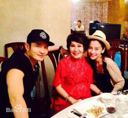 杨颖(Angelababy)艺人合影前后照片