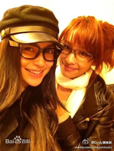 杨颖(Angelababy)艺人合影前后照片