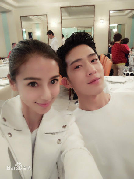 杨颖(Angelababy)艺人合影前后照片