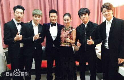 杨颖(Angelababy)艺人合影前后照片