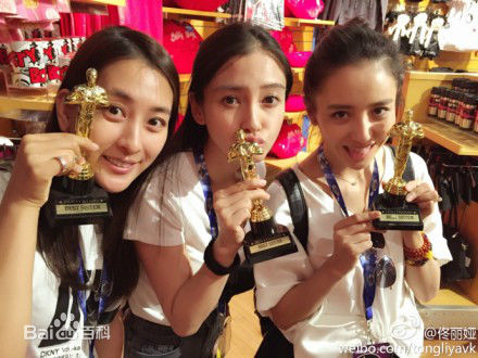 杨颖(Angelababy)艺人合影前后照片